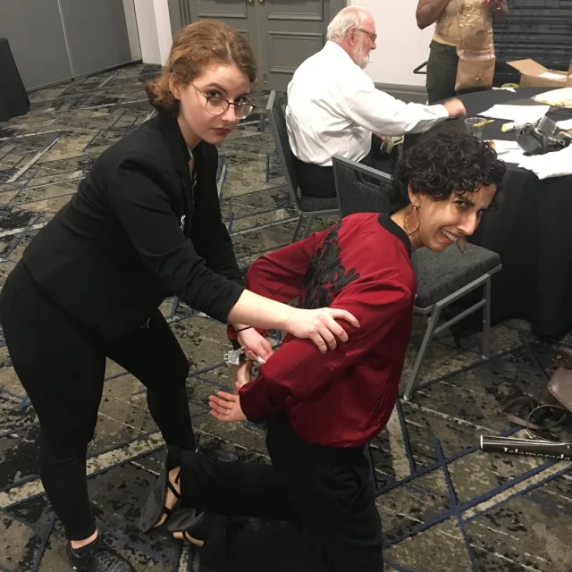 PUT YOUR HANDS IN THE FUZZY CUFFS! THIS ISNT A GAME!! *goes to walkie talkie* Jeff I got the blue cheese. Now make sure you put all the cats on the top floor okay?? OVER AND OUT! 😎👉🏻🕵🏻‍♀️🔫🔪🚨
•
#dinnerdetective #detective #comedy #miami #actor #actress #dinnertheater #tb #monday #latenight #miamivice #downanddirty #fuzzyhandcuffs #sherlock