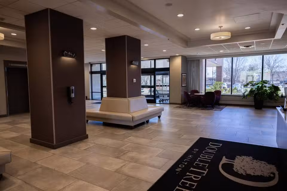 DoubleTree by Hilton St. Paul East Dining Room